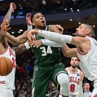 Giannis Antetokounmpo, Bucks take control late vs Bulls