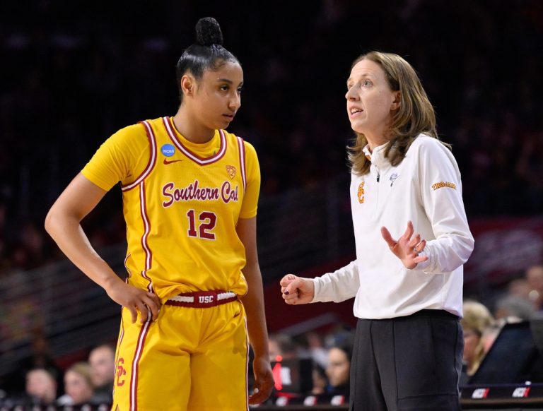 No. 3 USC cruises past Santa Clara to remain undefeated