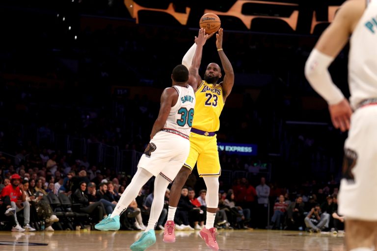 LeBron James’ triple-double leads Lakers past Grizzlies