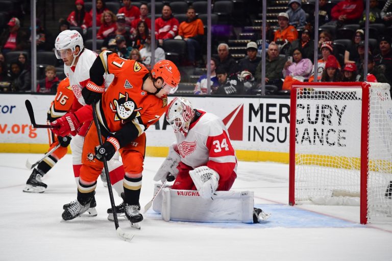 Third-period surge sends Ducks past Red Wings