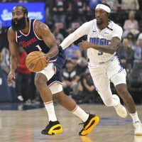 Clippers stay hot at home, hold off Magic