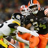 Nick Chubb runs for 2 TDs to help Browns rally past Steelers