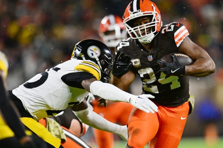 Nick Chubb runs for 2 TDs to help Browns rally past Steelers