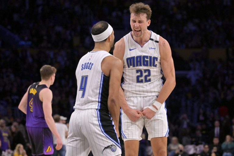 NBA roundup: Magic step up late, cool off Lakers