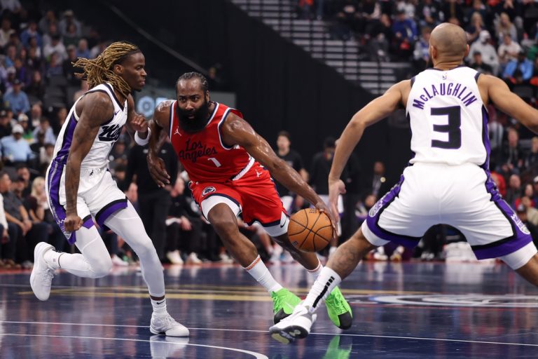 Clippers turn away Kings for seventh straight win at home