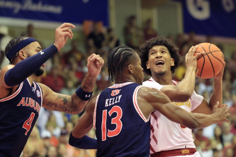 No. 4 Auburn rallies from 18 down, stuns No. 5 Iowa State in final seconds