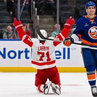 Red Wings prolong Islanders’ 3rd-period misery in 4-2 comeback win