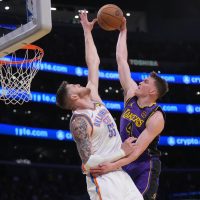 Shai Gilgeous-Alexander steps up late as Thunder top Lakers