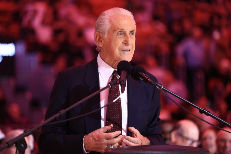 Lakers to honor former coach Pat Riley with a statue