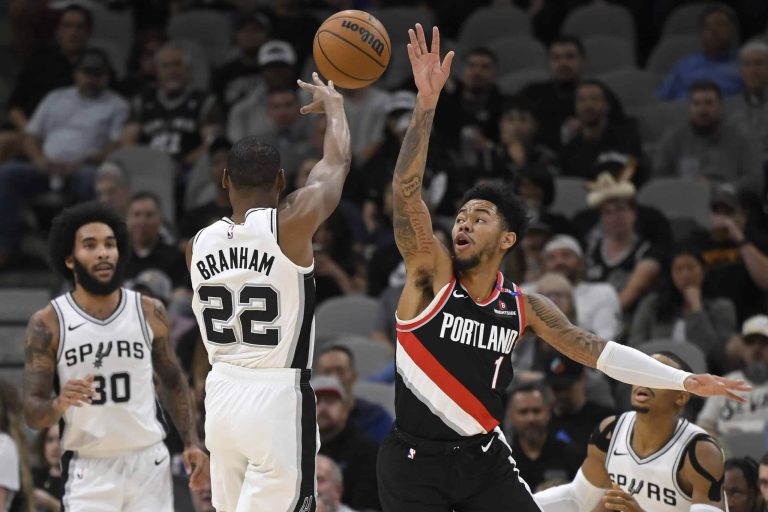 Spurs spread points around in blowout of Blazers