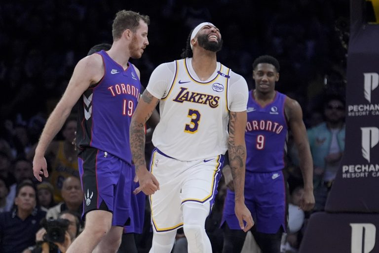 Lakers’ Anthony Davis exits Raptors game with eye injury