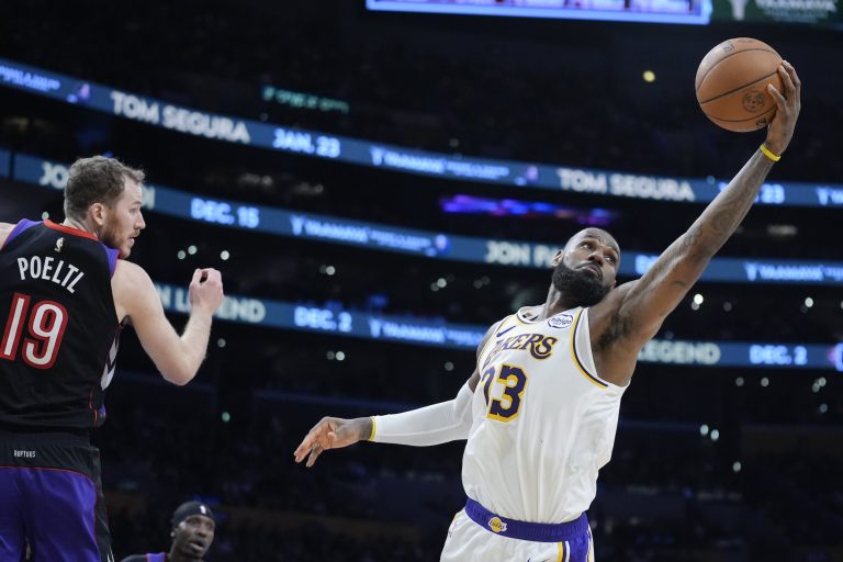 LeBron, Lakers rout Raptors despite Anthony Davis injury