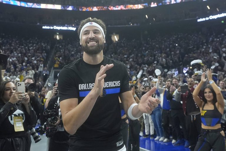 Klay Thompson returns to cheers from Warriors employees