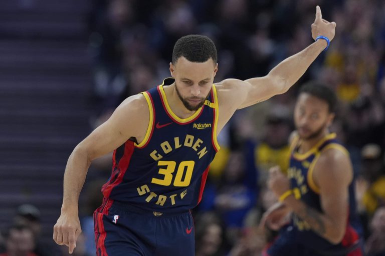 Warriors roll past Hawks for fifth straight win at home