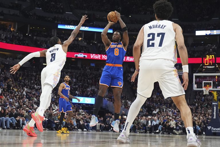 Knicks dish out 45 assists in blowout of Nuggets