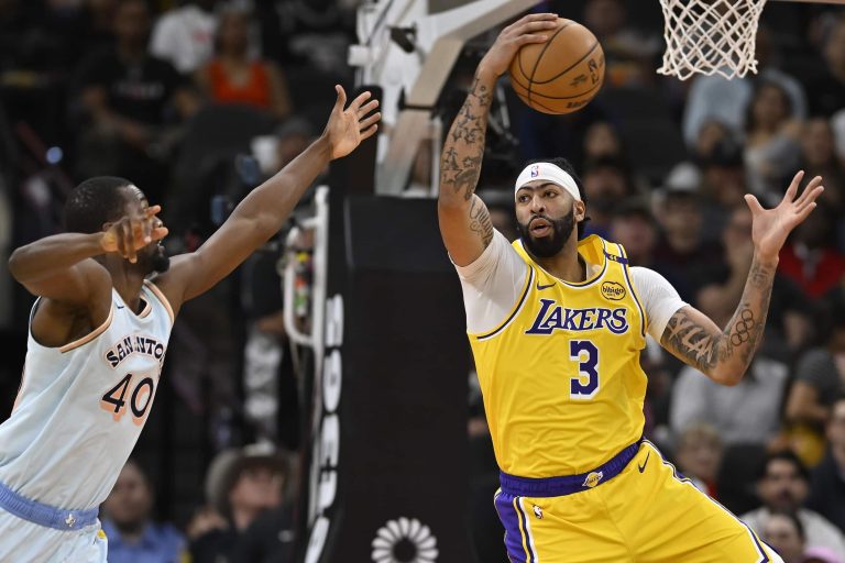 Lakers back on track with win over Wembanyama, Spurs