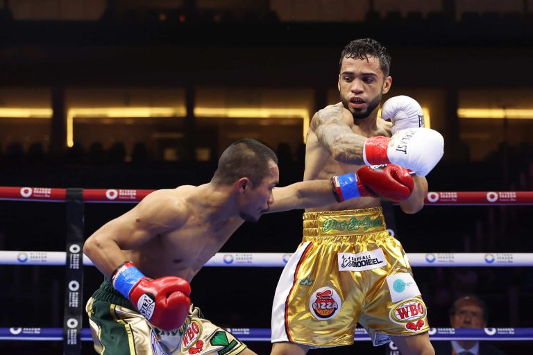 Oscar Collazo unifies world titles with round seven Niyomtrong KO